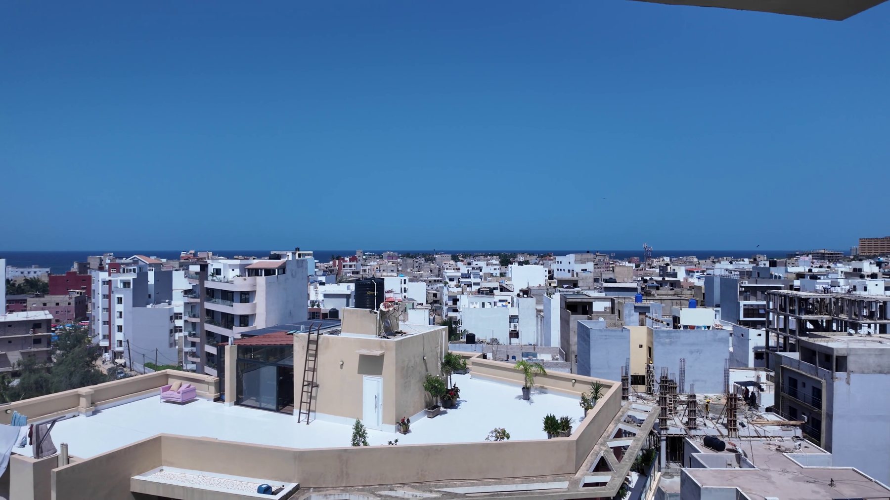 Vue réelle depuis le balcon sur l'océan Atlantique